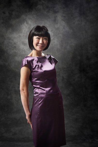 Azjatycki dama w strój purpurowy - Zdjęcie, obraz