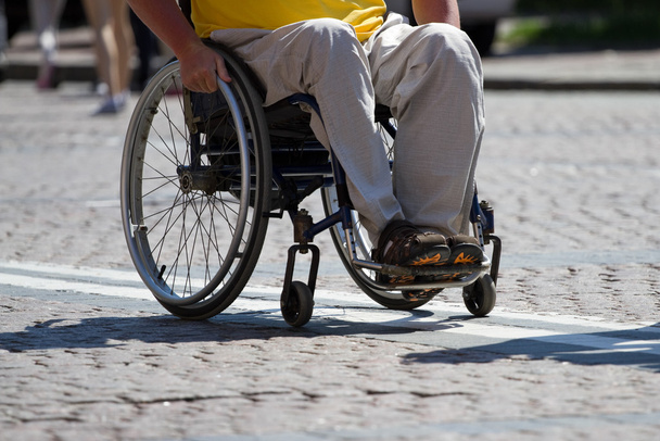 Hombre discapacitado sentado en silla de ruedas - Foto, Imagen