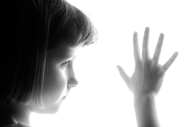 Little girl holding hand up - Фото, изображение
