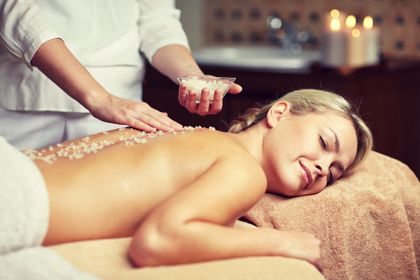 zbliżenie kobiety leżącej i mającej masaż w spa - Zdjęcie, obraz