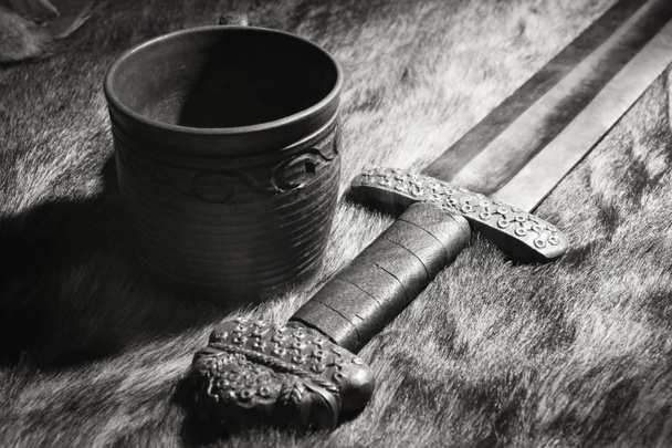 Wikingerschwert und Stein auf dem Pelz - Foto, Bild