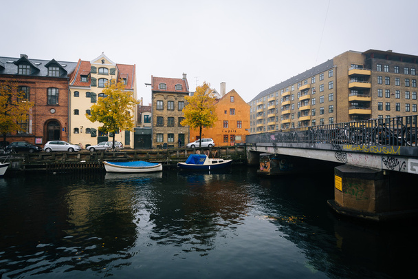 Autumn color and buildings along the Christianshavn Canal, in Ch - Φωτογραφία, εικόνα