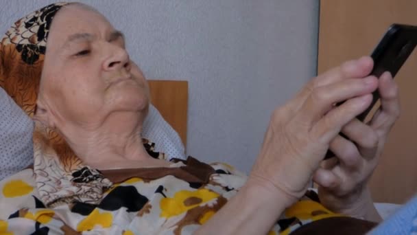 Бабушка разговаривает по телефону
 - Кадры, видео