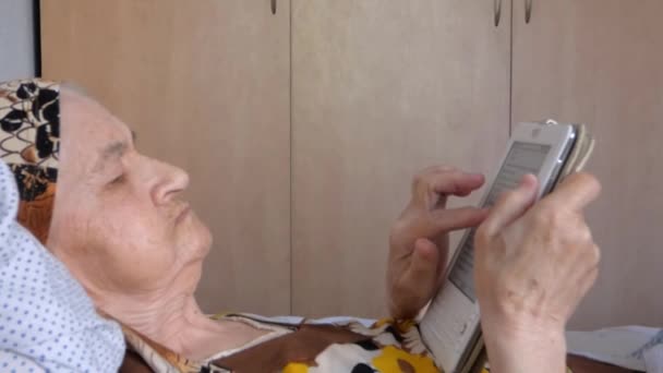 grootmoeder lezen een verhaal - Video