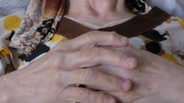 Abuela acostada en la cama
 - Metraje, vídeo