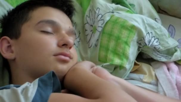Mladý muž spí - Záběry, video