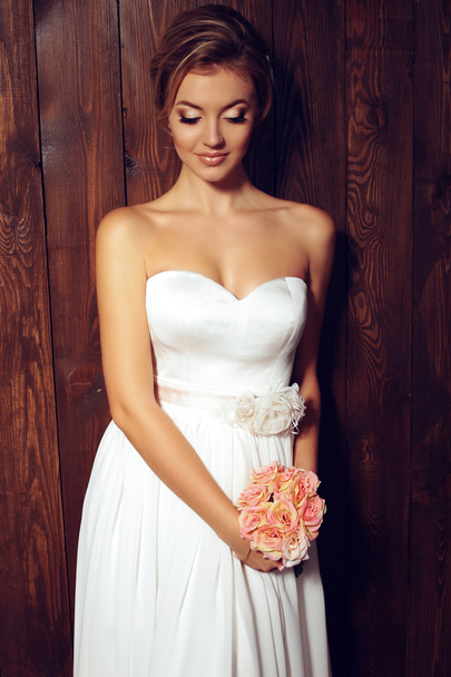 beautiful tender bride in elegant lace wedding dress - Foto, afbeelding