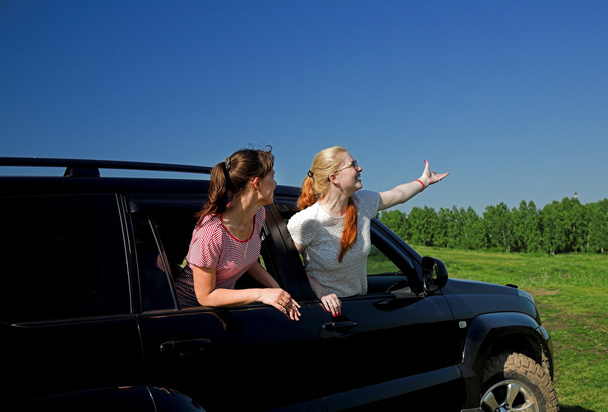 γυναίκες ψάχνουν έξω το παράθυρο του αυτοκινήτου - Φωτογραφία, εικόνα