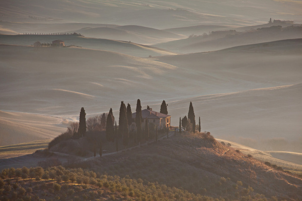 Paisagem clássica da Toscana com quinta e névoa
 - Foto, Imagem