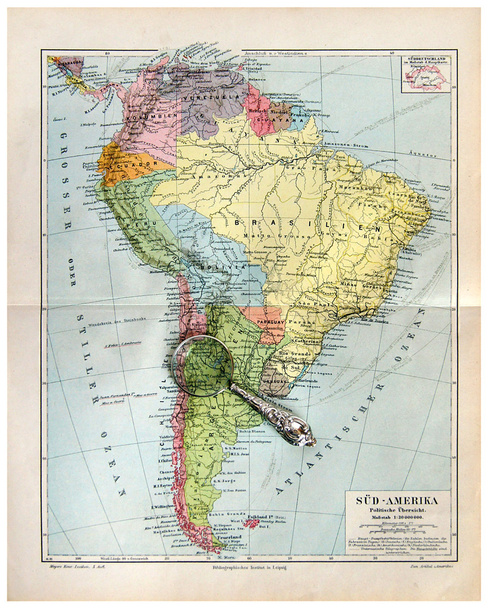 Antiguo mapa de América del Sur con lupa
 - Foto, Imagen