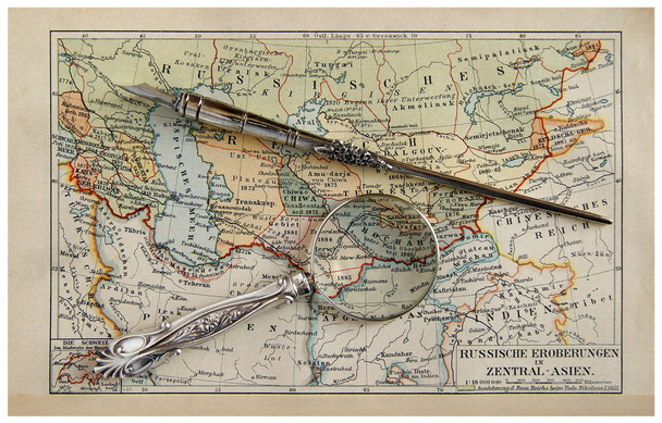 Mapa antiguo con lupa y pluma
 - Foto, Imagen
