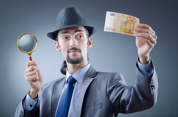 Detective guardando i soldi falsi - Foto, immagini