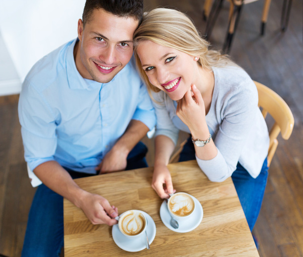 カフェでコーヒーを飲むカップル - 写真・画像