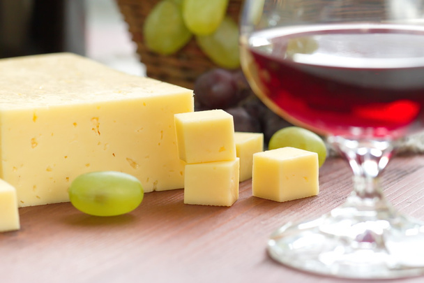 Käse, Trauben und Rotwein - Foto, Bild
