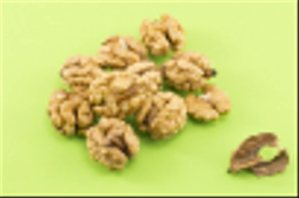 Целые грецкие орехи помещены на зеленом фоне
 - Фото, изображение