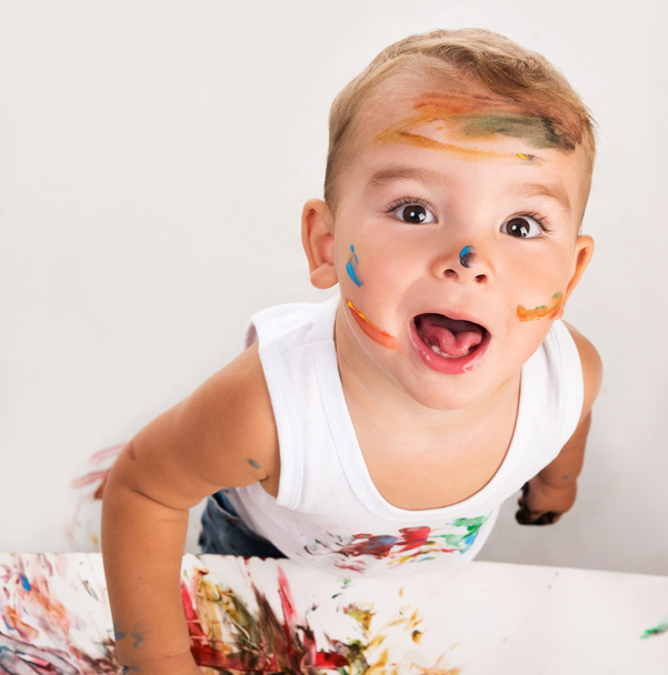 веселий маленький хлопчик з пофарбованим обличчям
 - Фото, зображення