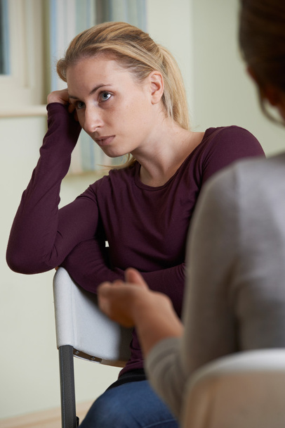 Woman Discussing Problems With Counselor - Foto, Imagen