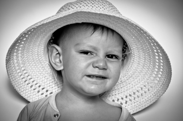 Niño en un sombrero
 - Foto, Imagen