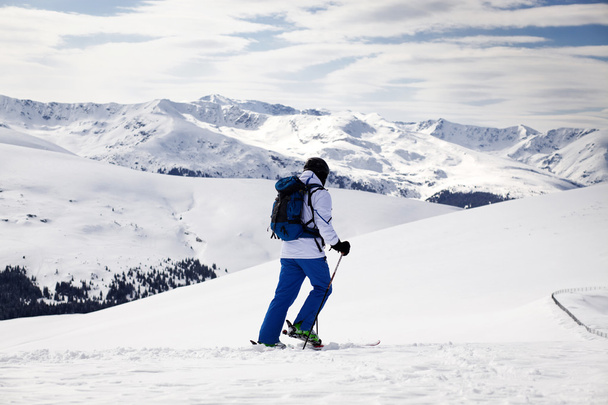 Лыжник - заснеженные горы на заднем плане
 - Фото, изображение