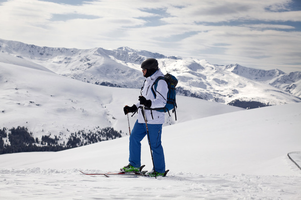 クロスカントリー スキーヤー - 雪に覆われた山を背景に - 写真・画像