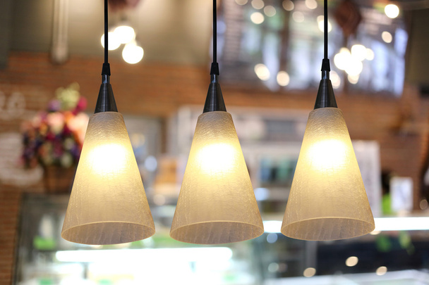 Éclairage chaud lampes de plafond modernes dans le café
. - Photo, image
