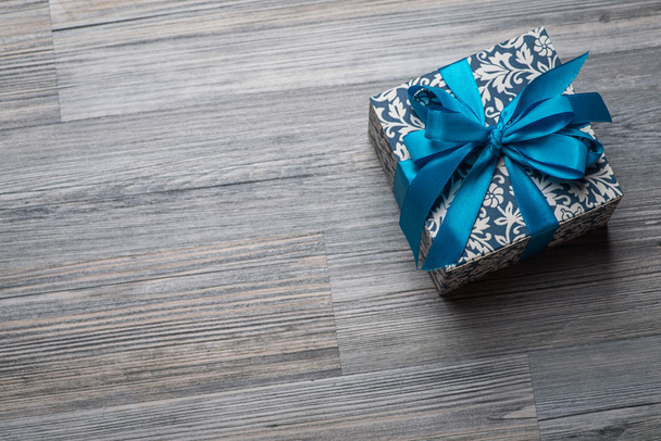 Vintage karácsonyi ajándék doboz-val kék íj fa felületre - Fotó, kép