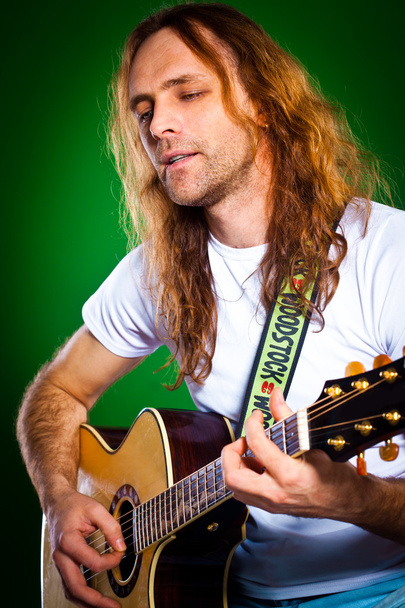 Man with a guitar - Foto, imagen