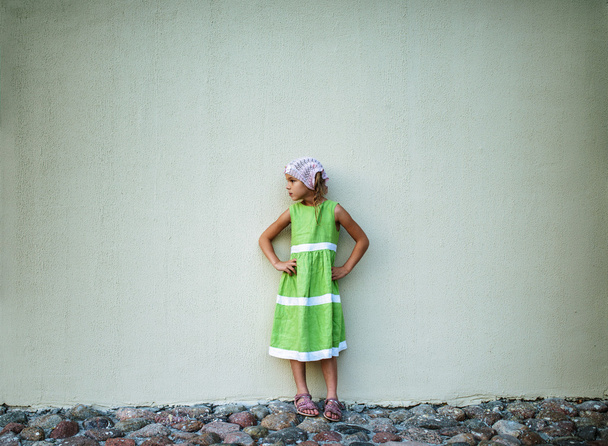 Κοριτσάκι σε πράσινο φόρεμα - Φωτογραφία, εικόνα