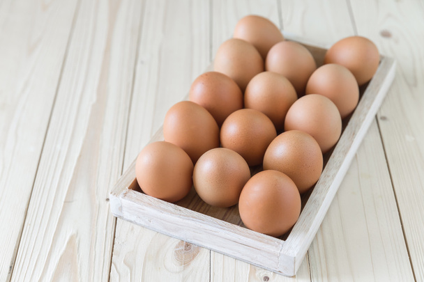 Uova, uova di pollo in scatola di legno
 - Foto, immagini