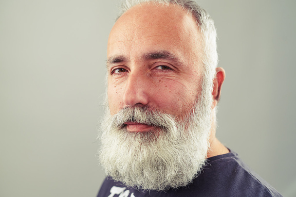 ひげを生やした年配の男性の肖像画 - 写真・画像