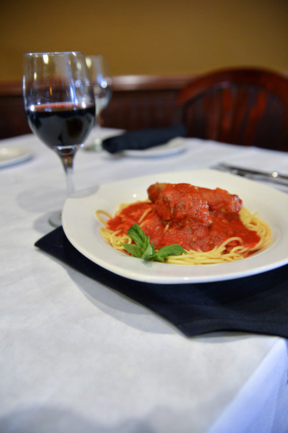 Spagetti ve köfte İtalyan sosis ile - Fotoğraf, Görsel