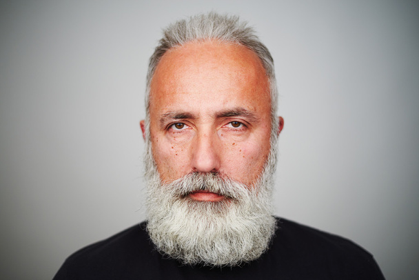 człowiek z szaro włosy broda na szarym tle - Zdjęcie, obraz