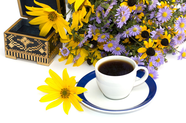 káva, otevřené rakvi a divoké květiny, zátiší, izolovat - Fotografie, Obrázek