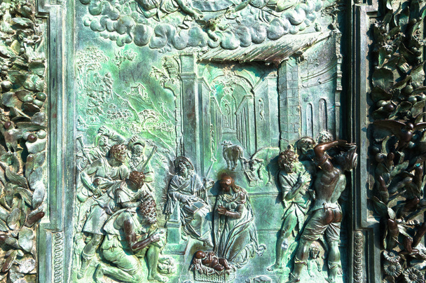Bronzen portaal met hoog reliëf - Foto, afbeelding