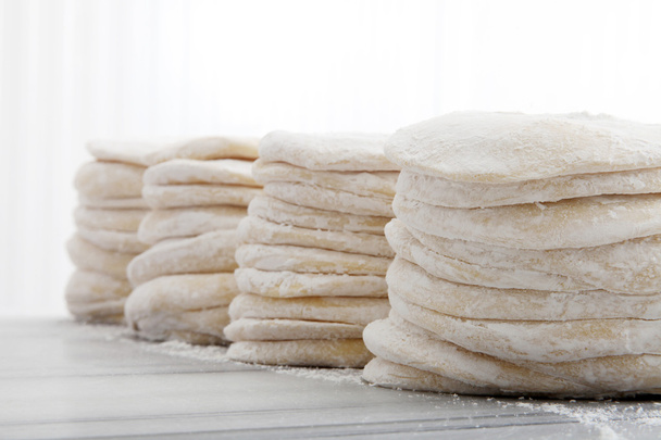 tepelně neopracované fermentované chleba na pult - Fotografie, Obrázek