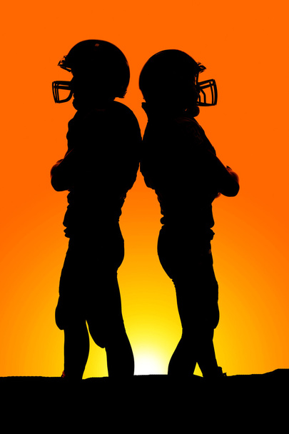 silhouet van twee voetballers - Foto, afbeelding