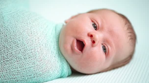 Rozkošný modrooký novorozence ležící a rozhlédl se kolem sebe úžasem - Záběry, video
