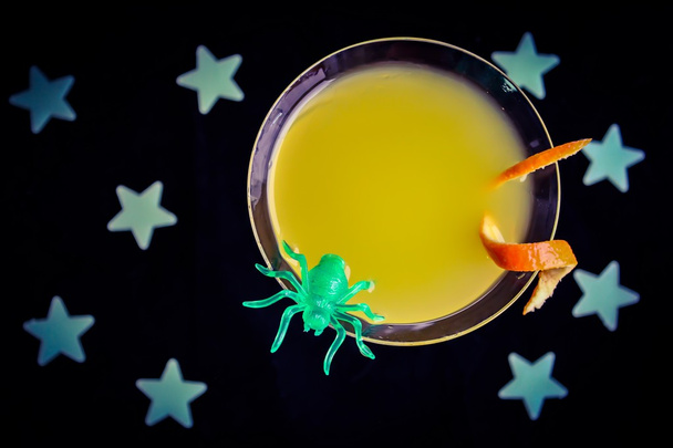 Cocktail d'Halloween fruité orange
 - Photo, image