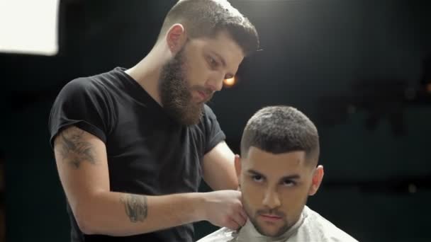Mens hairstyling and haircutting in a barber shop - Footage, Video