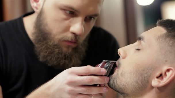 Barbeiro barbear e modelar barba no salão de cabeleireiro
 - Filmagem, Vídeo
