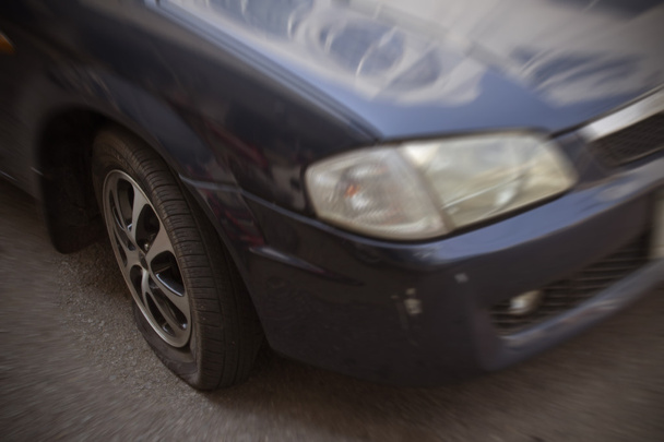 pneu crevé d'une voiture dans un accident, zoom redail flou
 - Photo, image