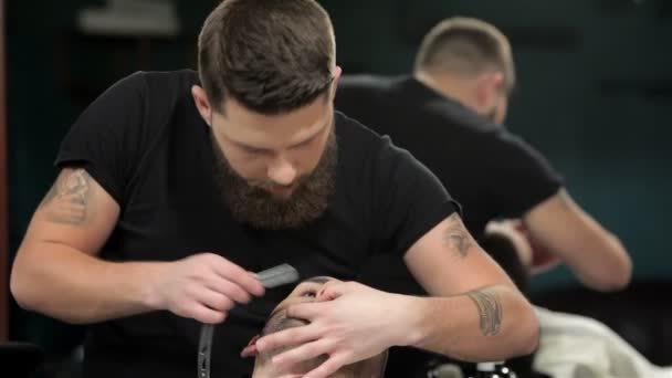 Νεαρός άνδρας να πάρει ένα ντεμοντέ ξύρισμα με ευθεία ξυράφι - Πλάνα, βίντεο