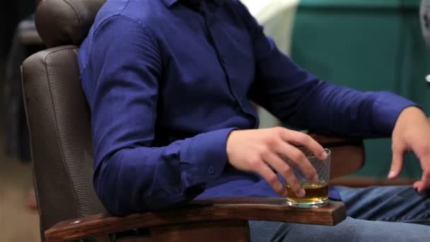 Egy ember, whiskyt a fodrászüzletben - Felvétel, videó