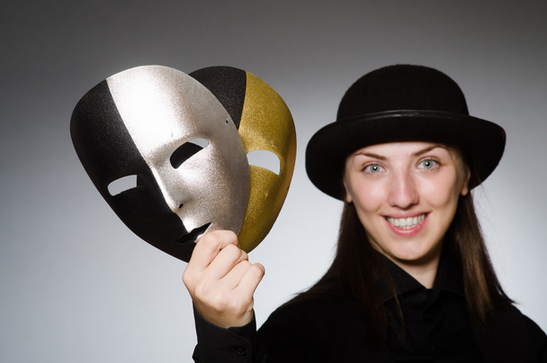 Vrouw met masker in grappig concept - Foto, afbeelding