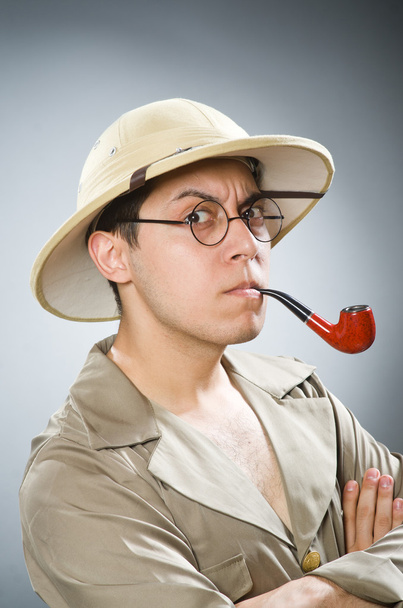 Человек в сафари шляпа в смешной концепции - Фото, изображение