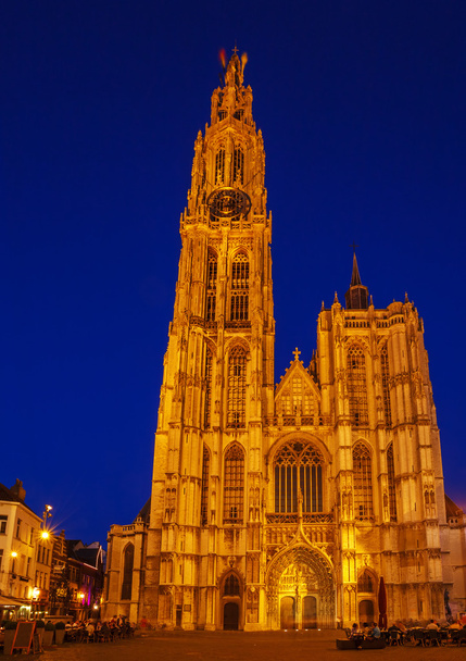 Goottilainen katedraali yöllä, Antwerpen
 - Valokuva, kuva
