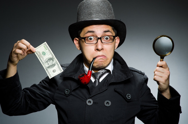 Junge Detektivin im schwarzen Mantel mit Geld gegen Grau - Foto, Bild