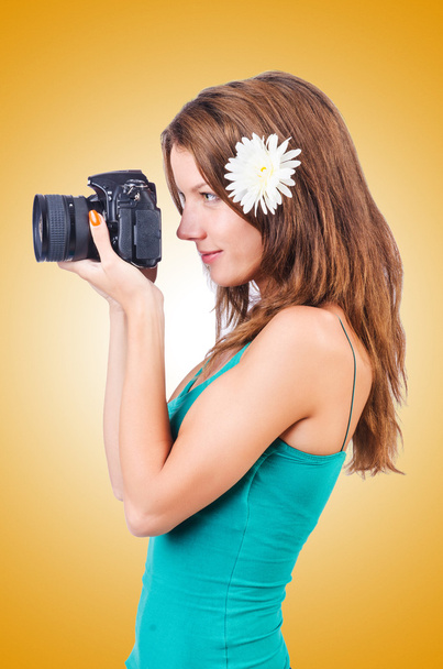 Ελκυστική γυναίκα φωτογράφος σε κίτρινο - Φωτογραφία, εικόνα