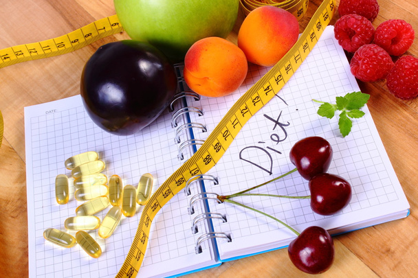 Meyve, Tablet takviyeleri ve santimetre ile defter, zayıflama ve sağlıklı gıda - Fotoğraf, Görsel