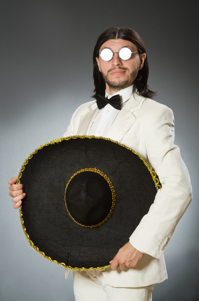 Person mit Sombrero-Hut in lustigem Konzept - Foto, Bild